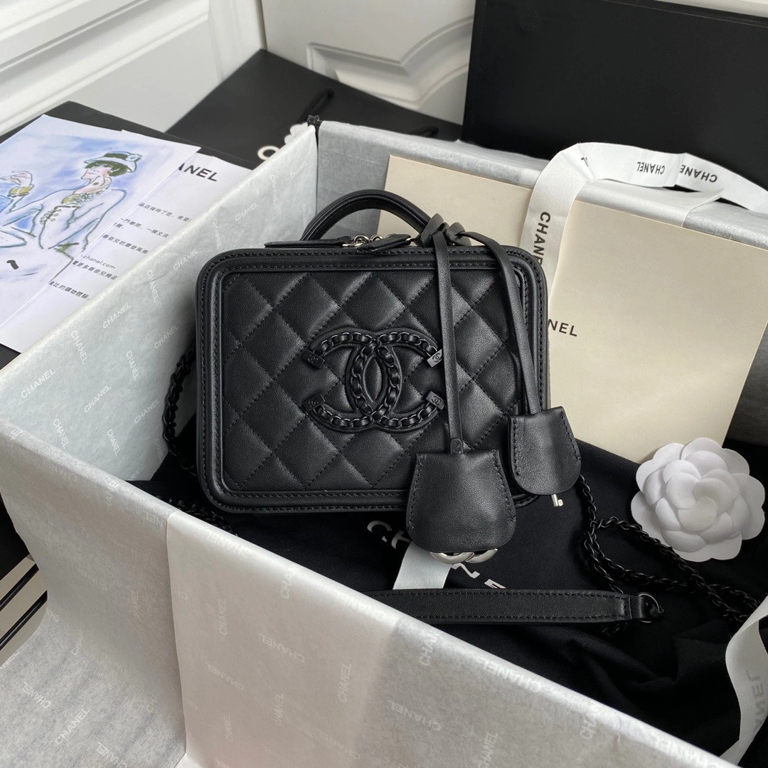 WellDesigned CHANEL VANITY CASE 1282