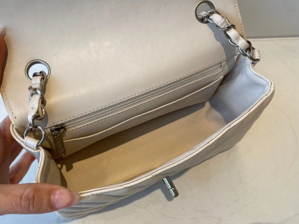 CHANEL FLAP BAG LAMBSKIN 20CM Comfortable 631 - Image 9