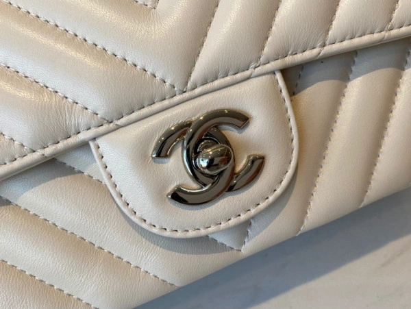 CHANEL FLAP BAG LAMBSKIN 20CM Comfortable 631 - Image 4