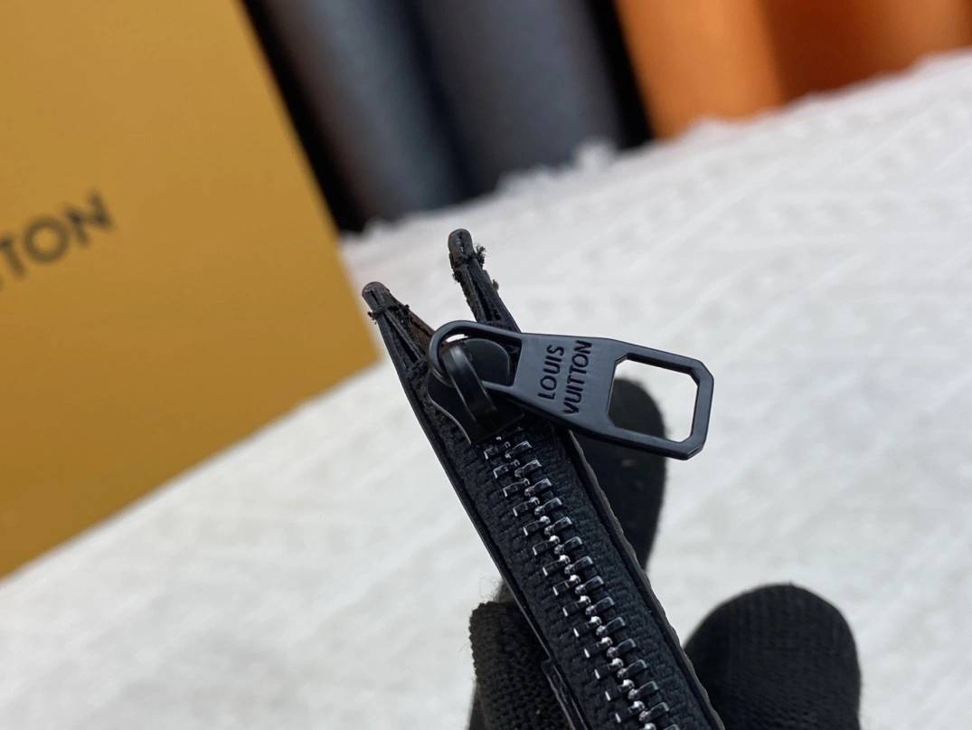 Bright 1313 Louis Vuitton AAA Quality Card Case For Unisex - Image 6