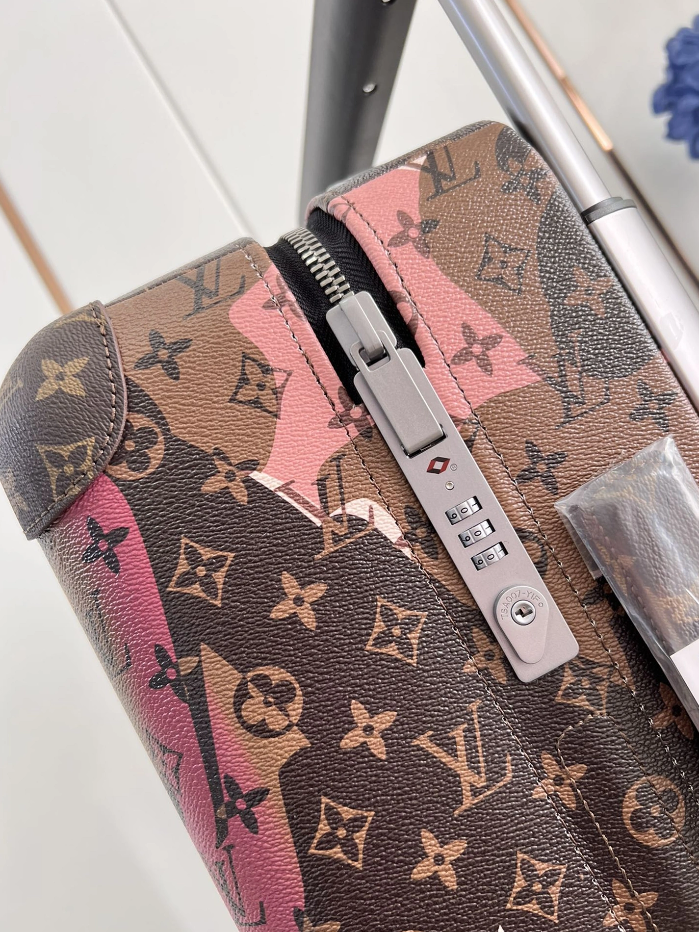 Bright 9121 Louis Vuitton Luggage - Image 5