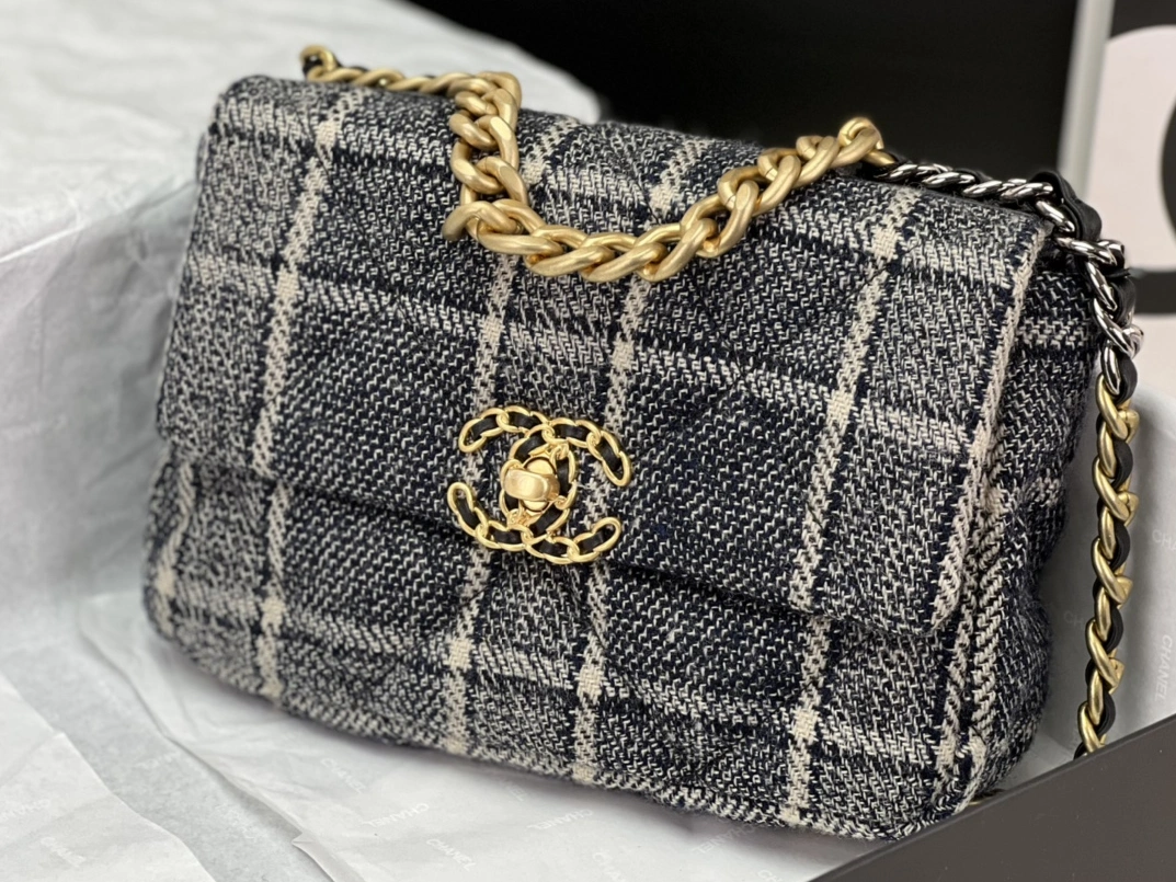 Chanel AAA Quality Messenger Bags For Women Fashionable 8993