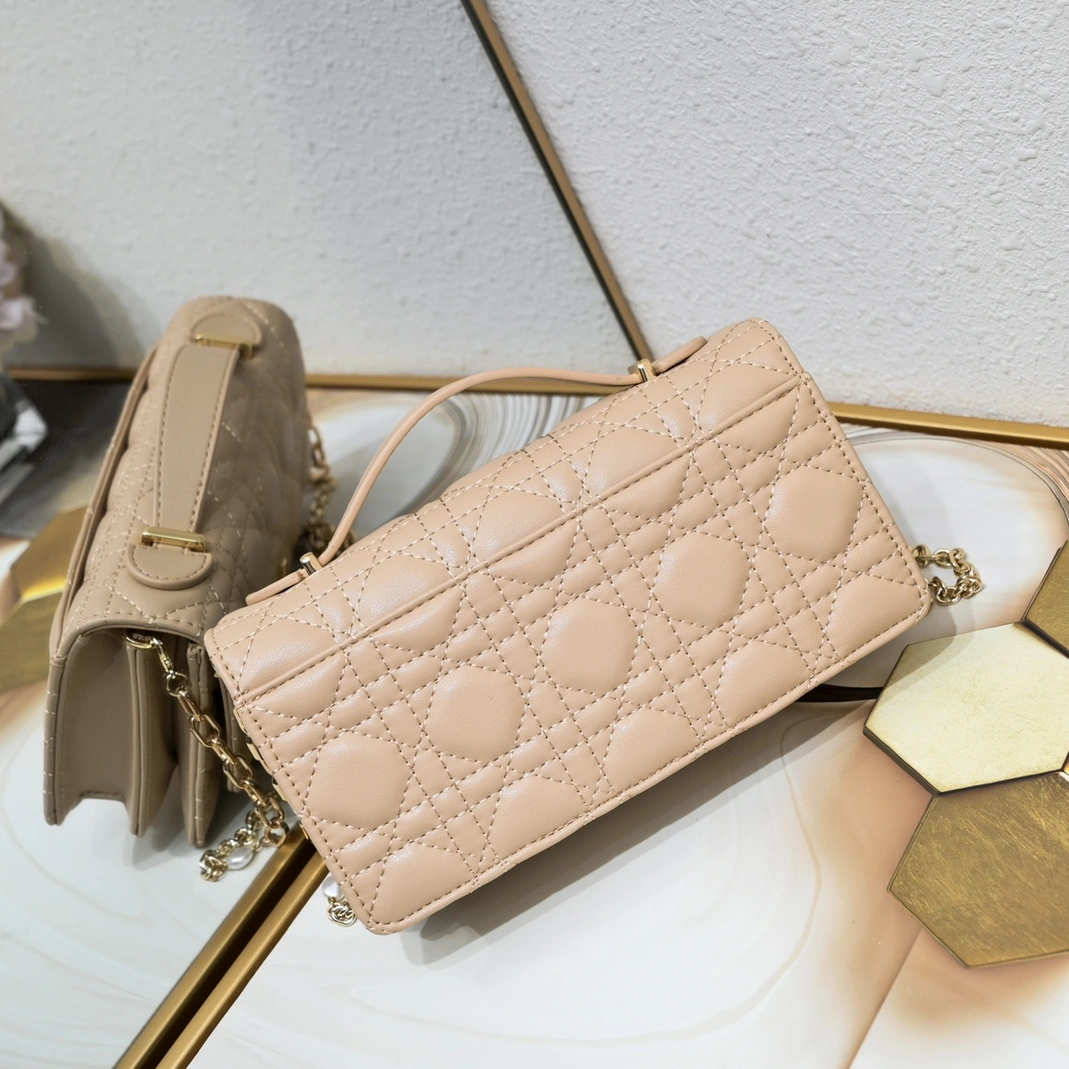 Christian Dior AAA Quality Messenger Bags For Women Durable 1846 - Image 3