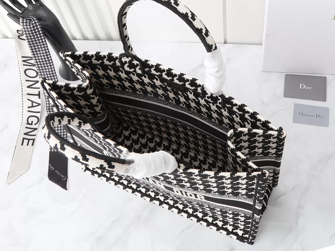 Christian Dior AAA Quality Tote-Handbags For Women Bold 6944 - Image 8