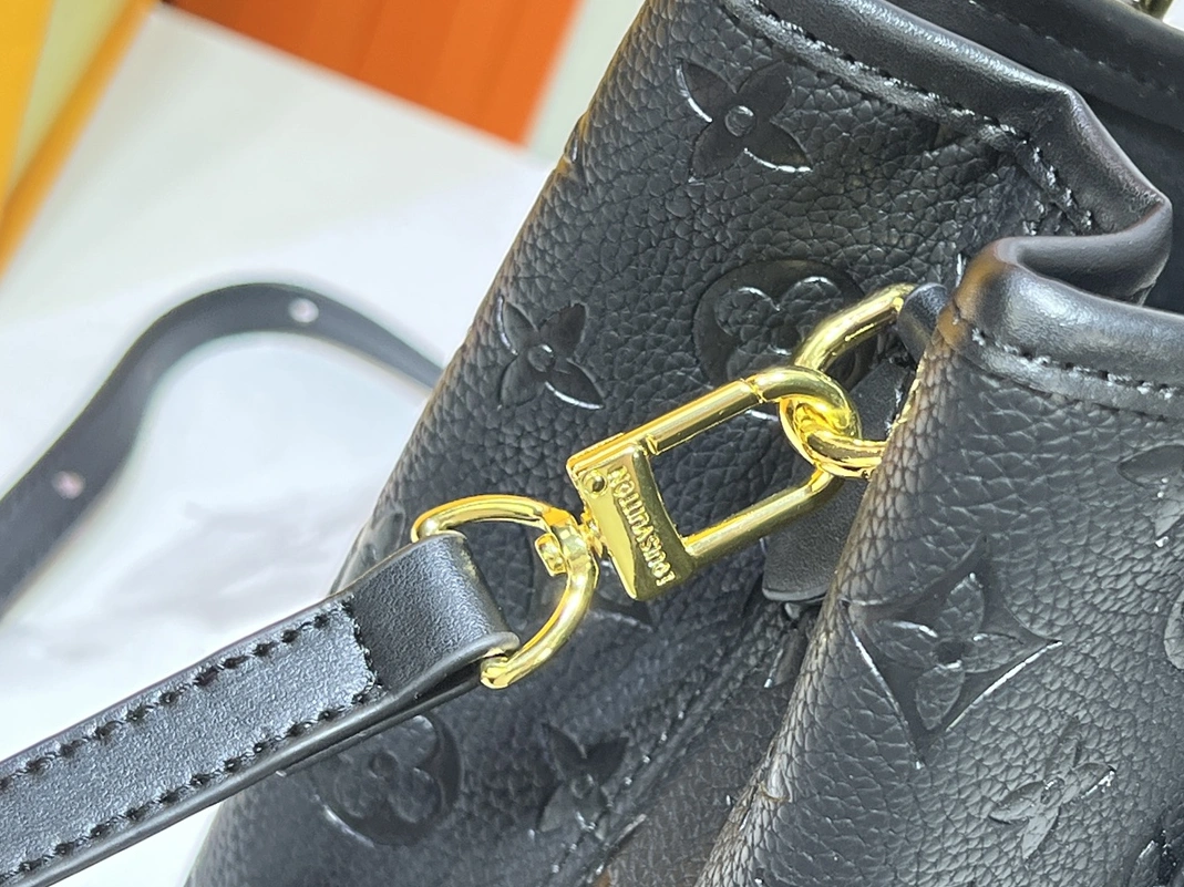 Classic 4774 Louis Vuitton AAA Quality Handbags For Women - Image 4