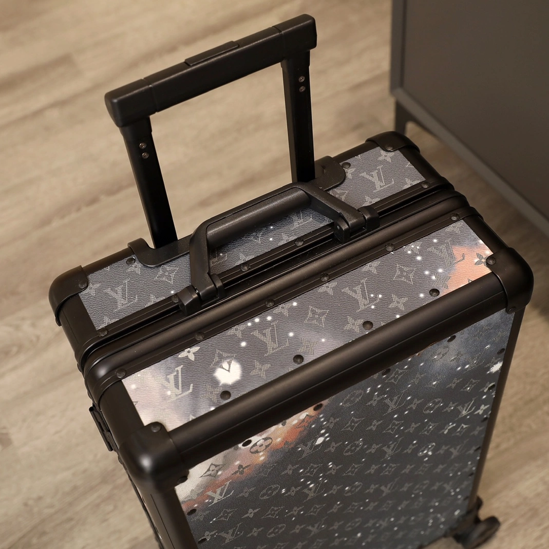 Classic 6013 Louis Vuitton Luggage For Unisex - Image 5