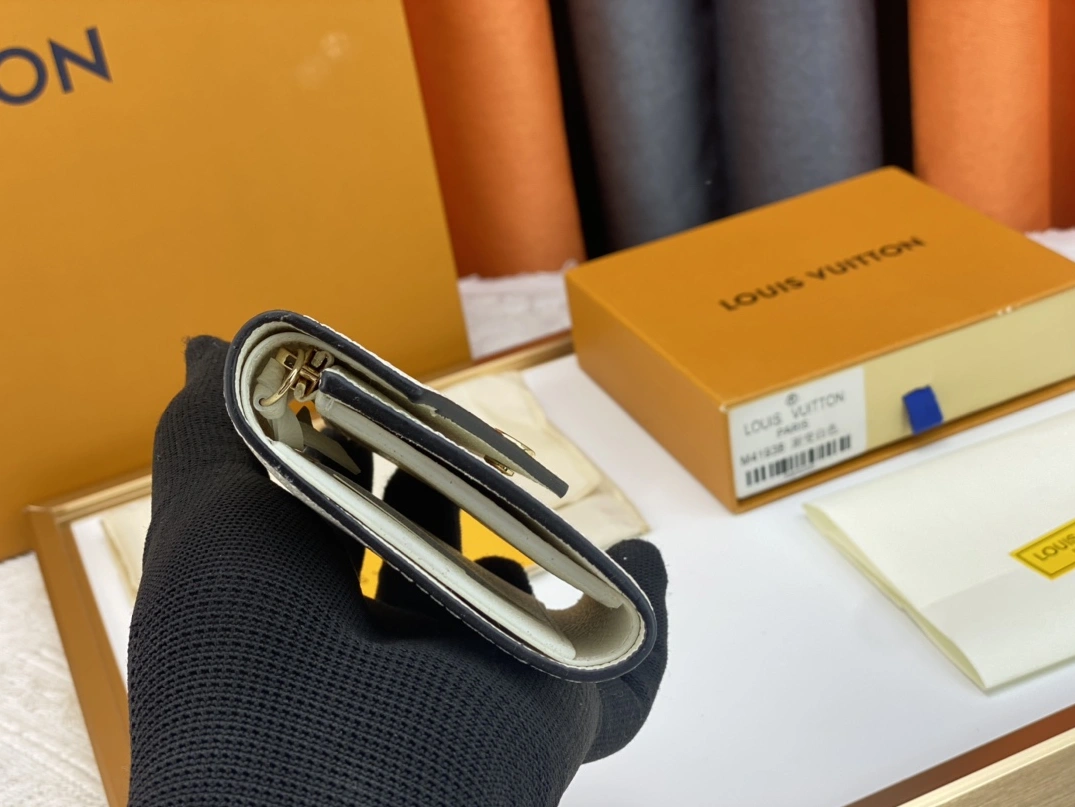 Compact 686 Louis Vuitton AAA Quality Wallets - Image 5
