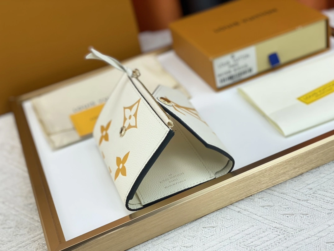 Compact 686 Louis Vuitton AAA Quality Wallets - Image 6