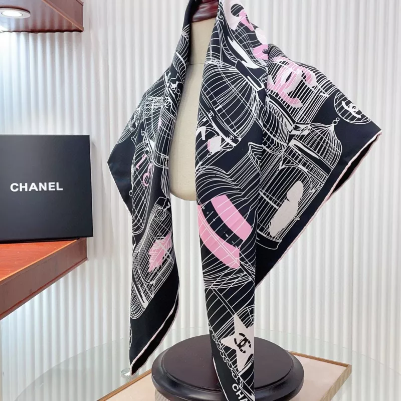 Compact 7290 Chanel Silk Squares - Image 6