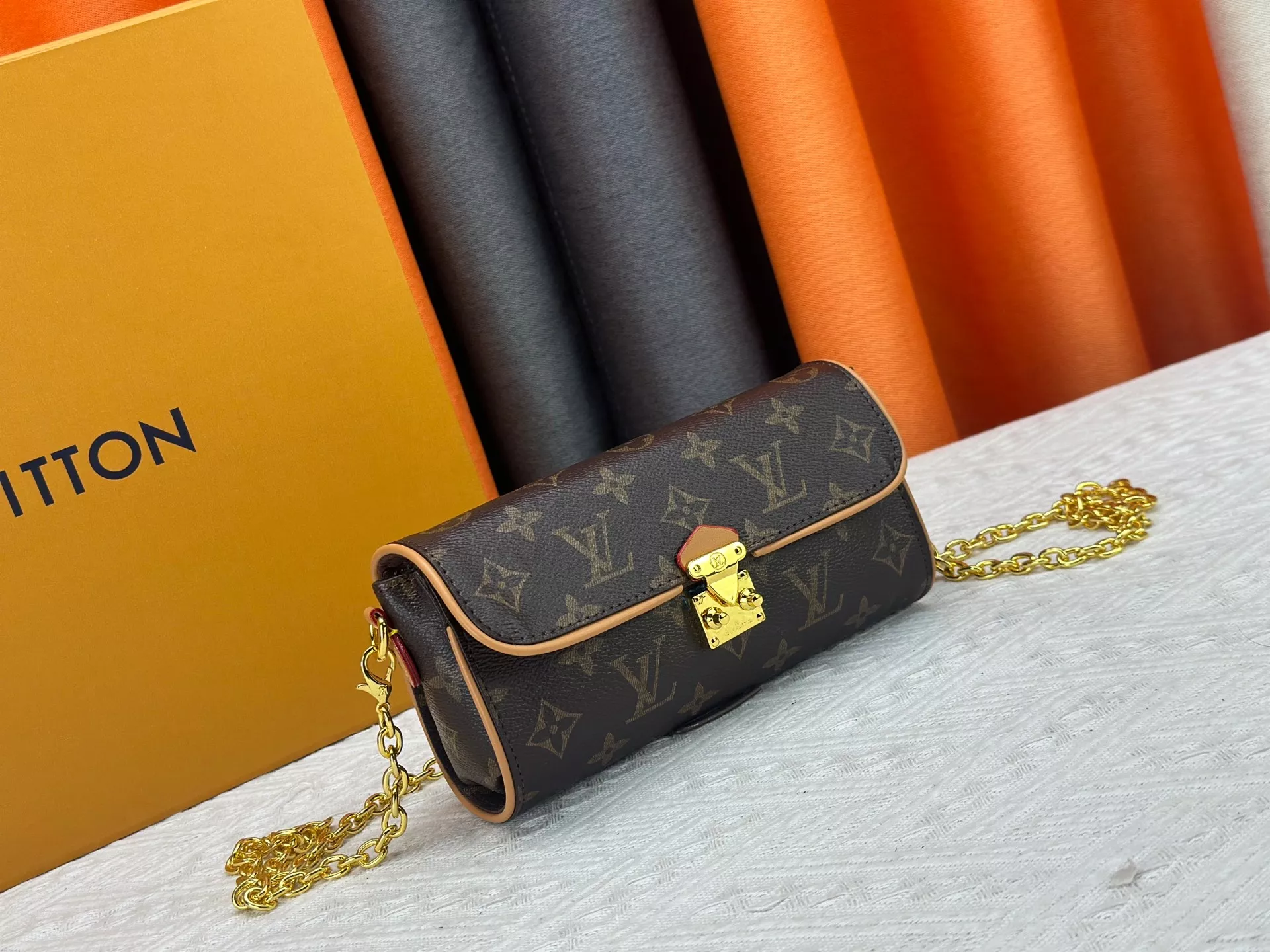 DailyWear 3384 Louis Vuitton AAA Quality Messenger Bags For Women