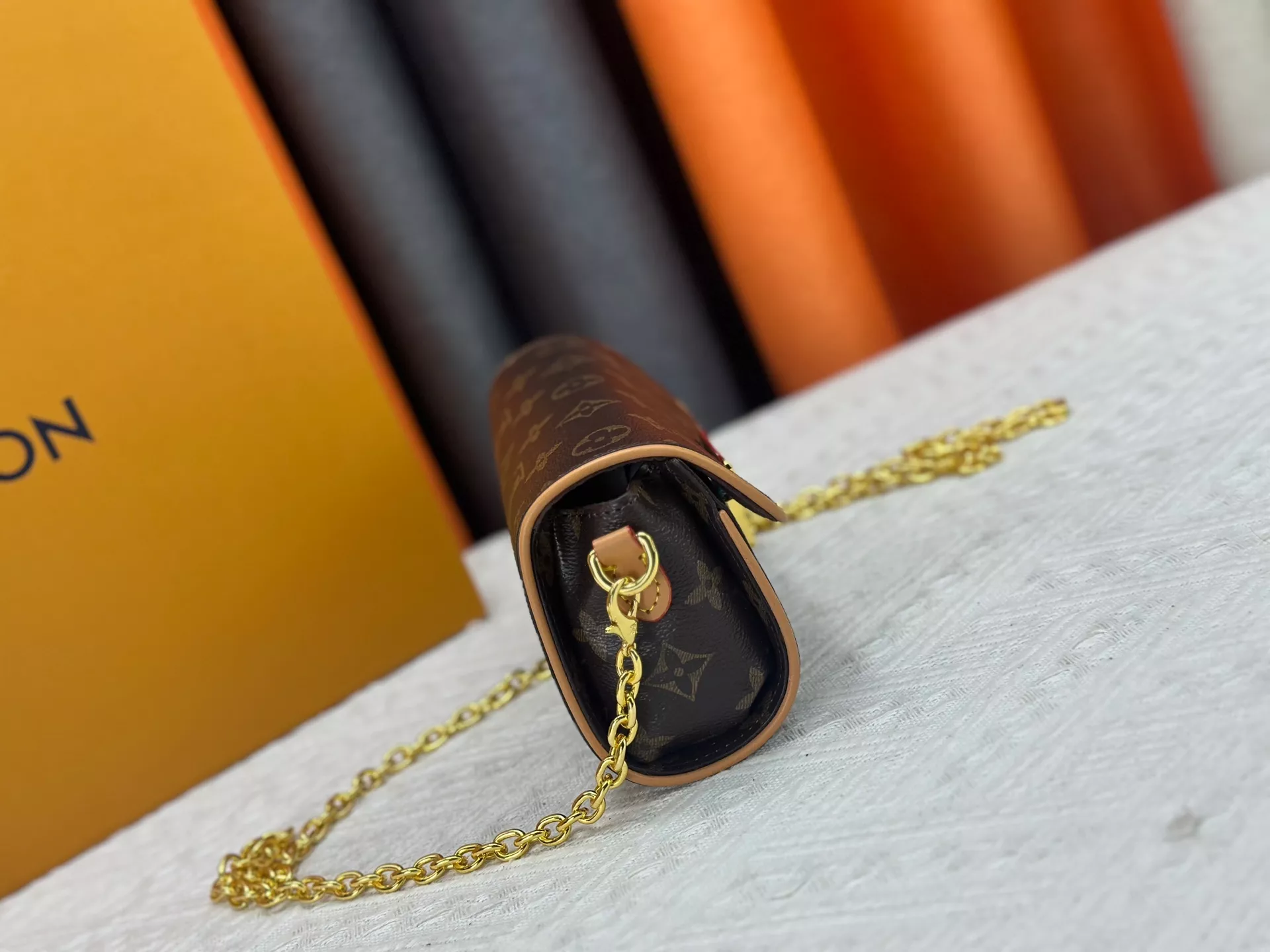 DailyWear 3384 Louis Vuitton AAA Quality Messenger Bags For Women - Image 3