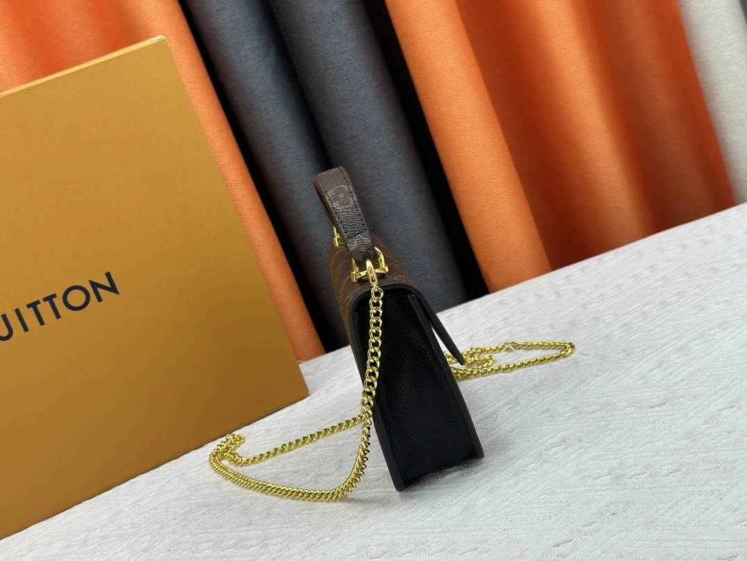 Durable 1952 Louis Vuitton AAA Quality Messenger Bags For Women - Image 3