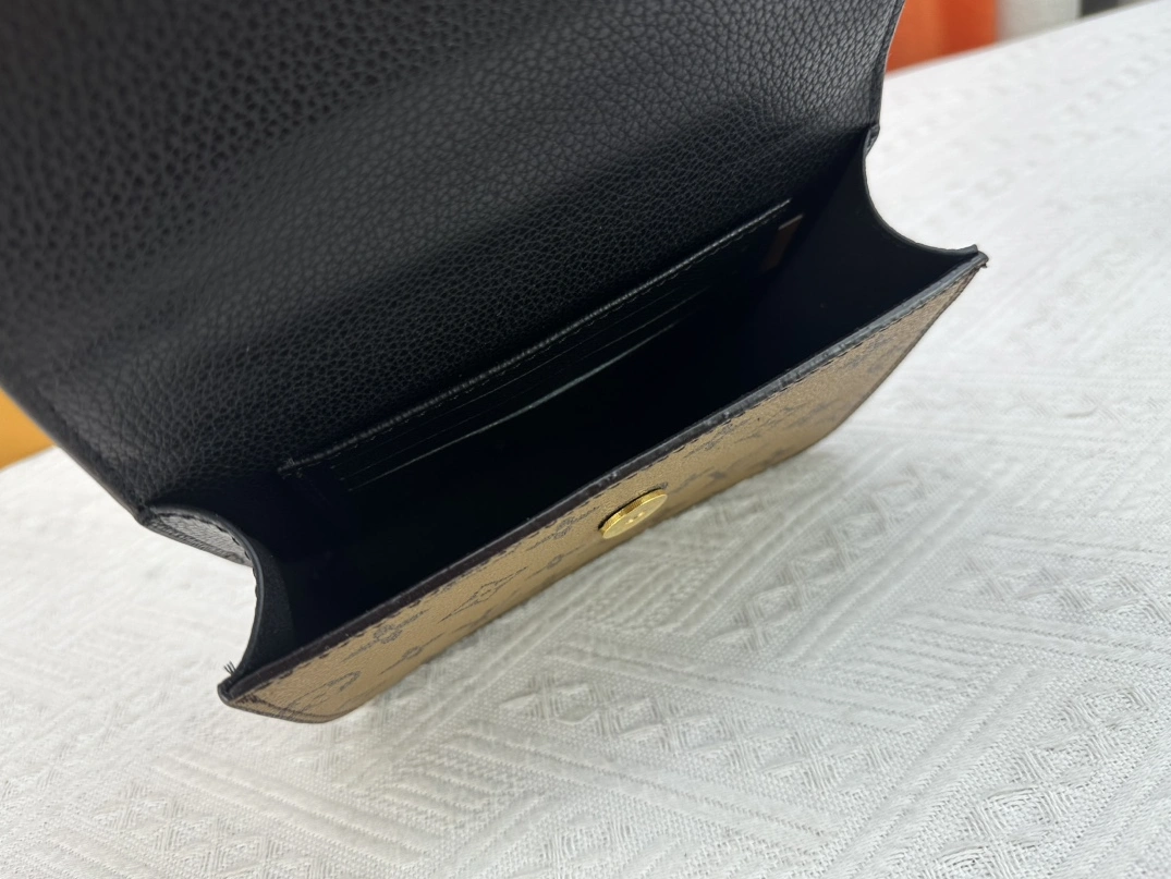 Durable 1952 Louis Vuitton AAA Quality Messenger Bags For Women - Image 8