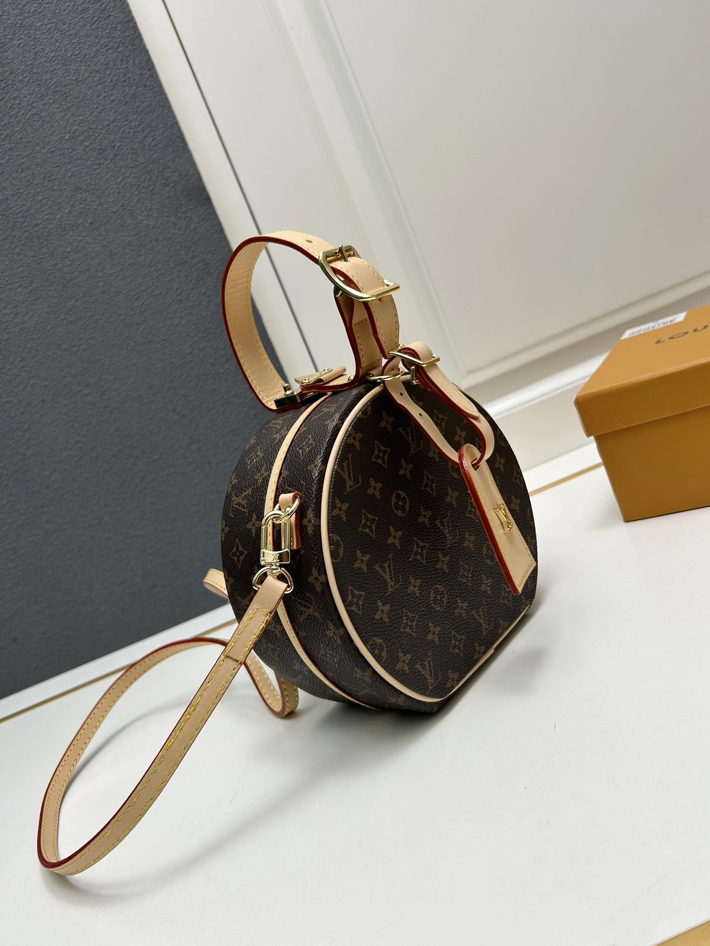 Durable 9814 Louis Vuitton AAA Quality Messenger Bags For Women