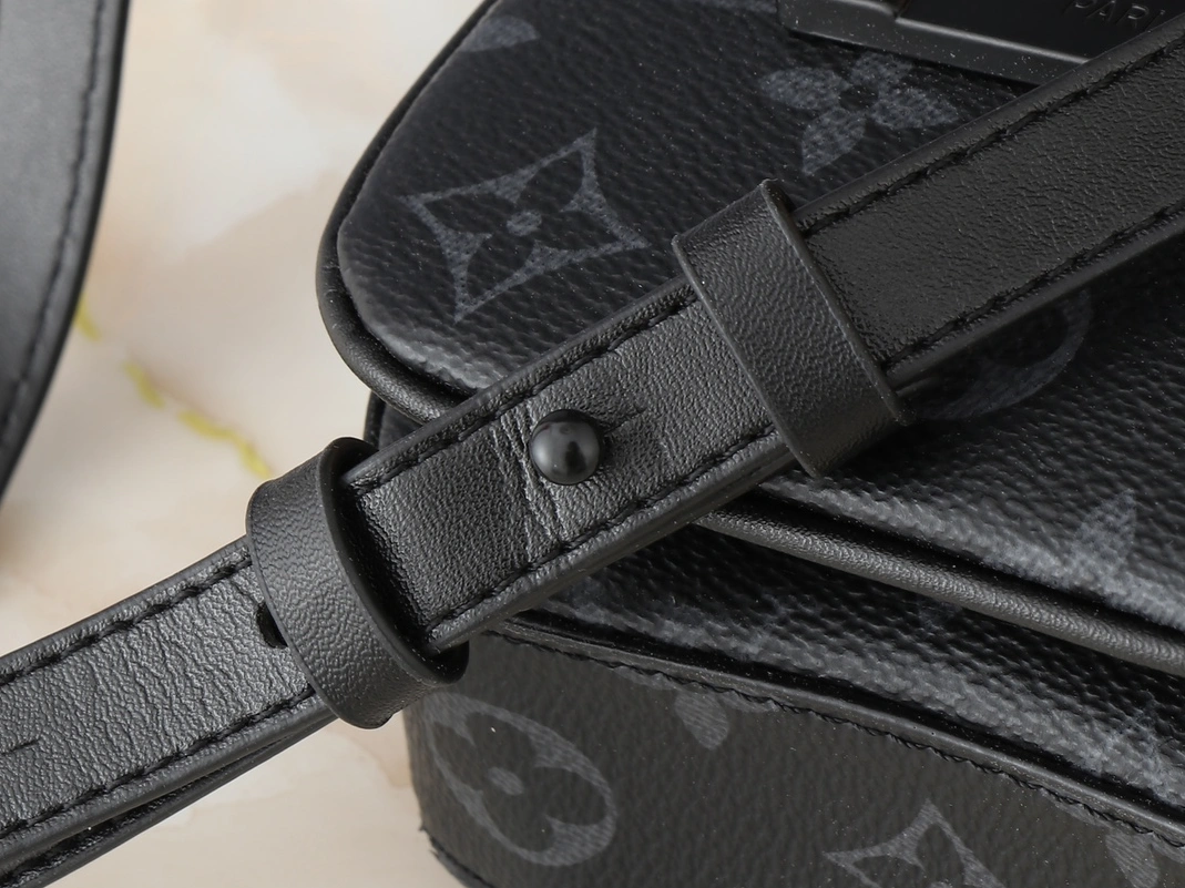 EyeCatching 5820 Louis Vuitton AAA Quality Messenger Bags For Unisex - Image 7