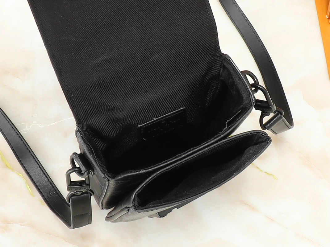 EyeCatching 5820 Louis Vuitton AAA Quality Messenger Bags For Unisex - Image 8