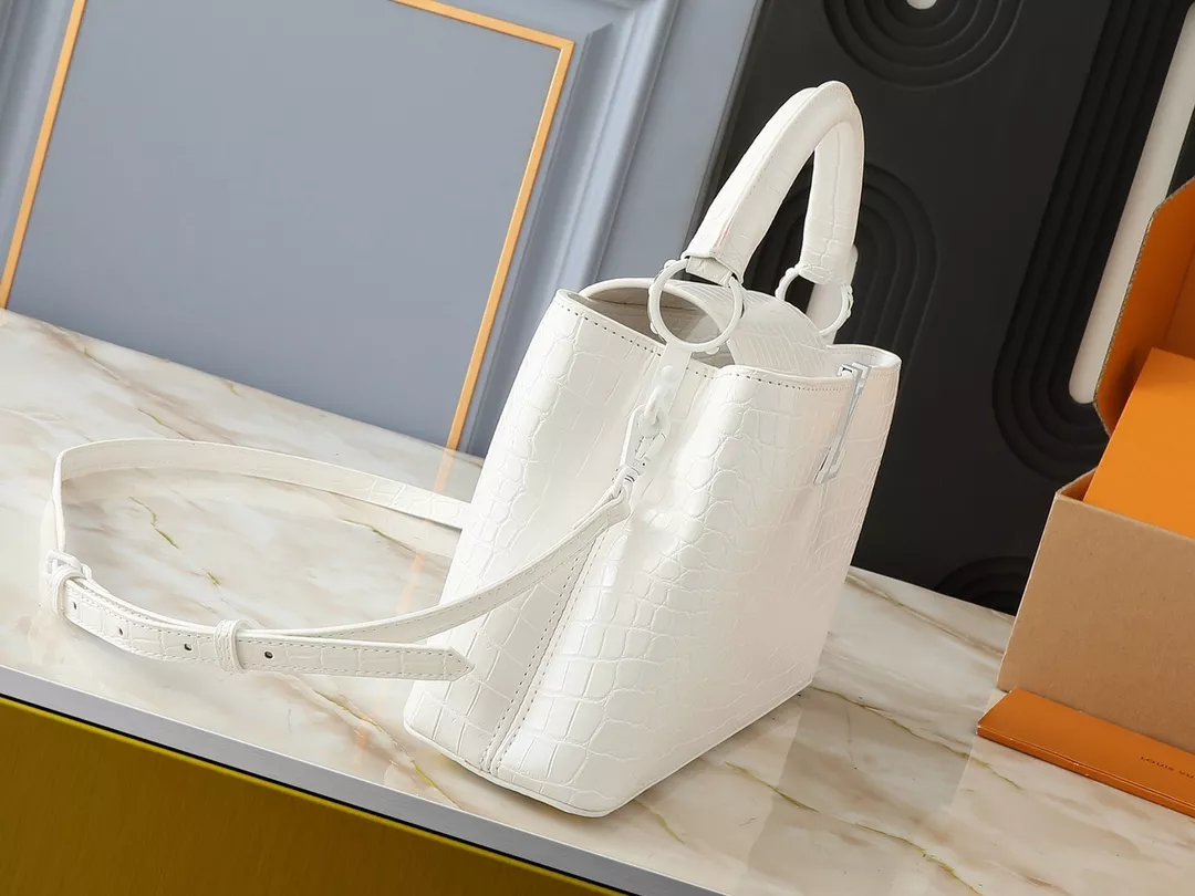 EyeCatching 5844 Louis Vuitton AAA Quality Messenger Bags For Women