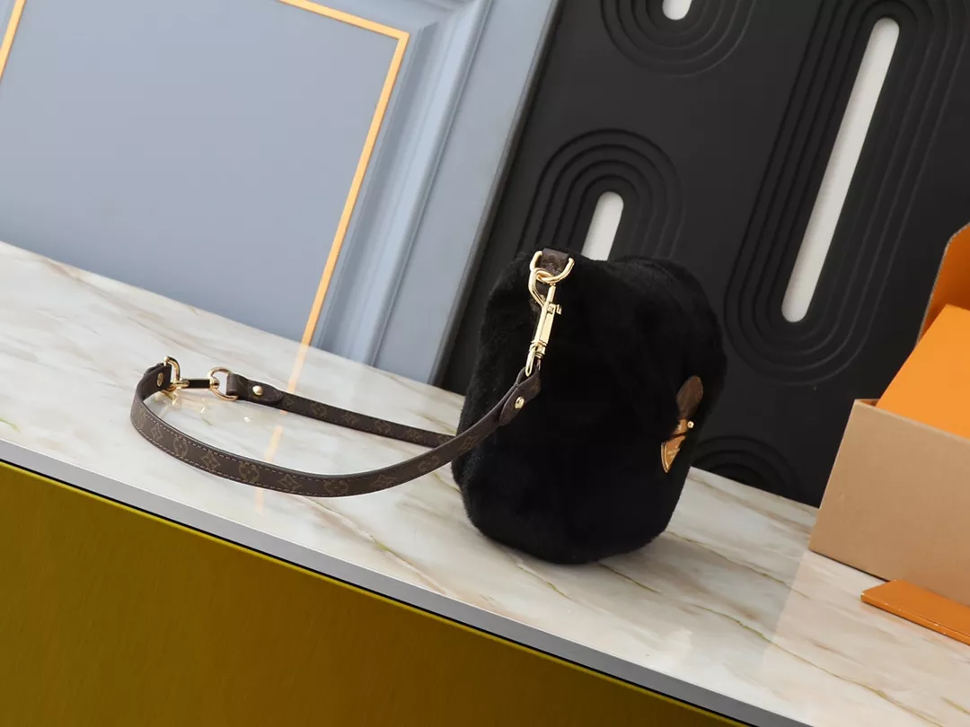 EyeCatching 7101 Louis Vuitton AAA Quality Messenger Bags For Women