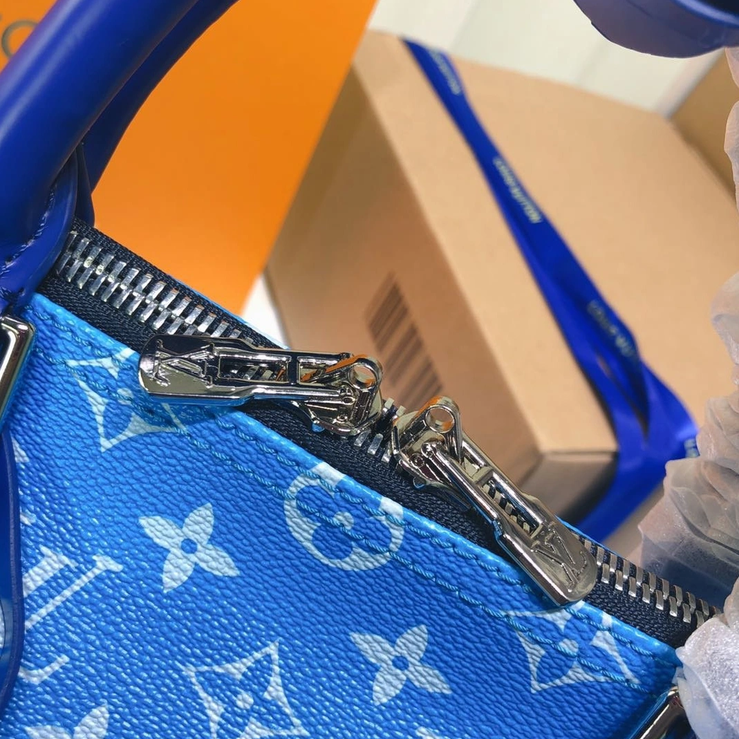 EyeCatching 9776 Louis Vuitton Travel Bags For Women - Image 4