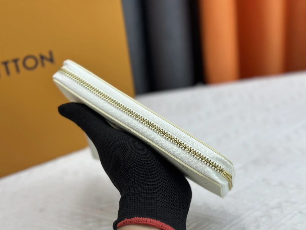 Fashionable 6820 Louis Vuitton LV Wallets - Image 4