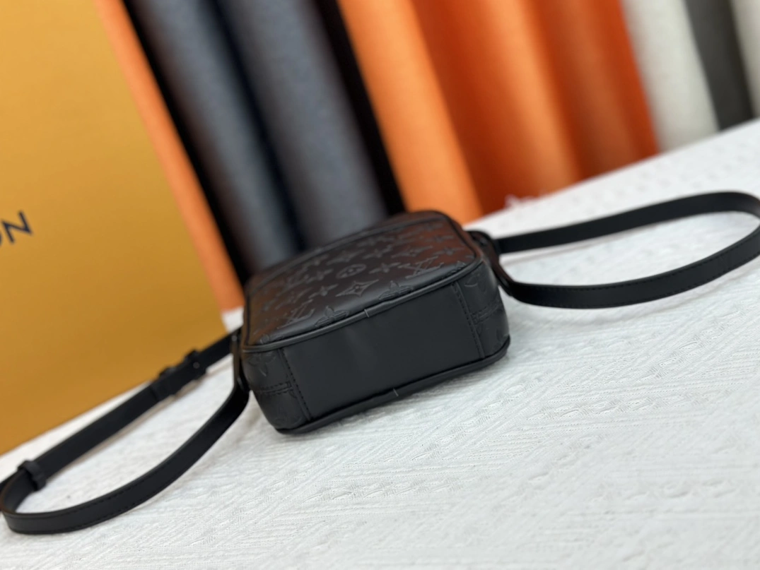 Flexible 6543 Louis Vuitton AAA Quality Messenger Bags For Unisex - Image 5