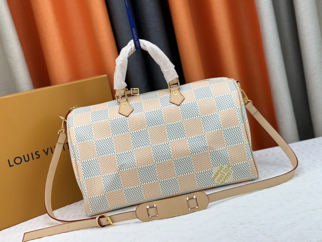 Functional 2549 Louis Vuitton Travel Bags For Women - Image 4