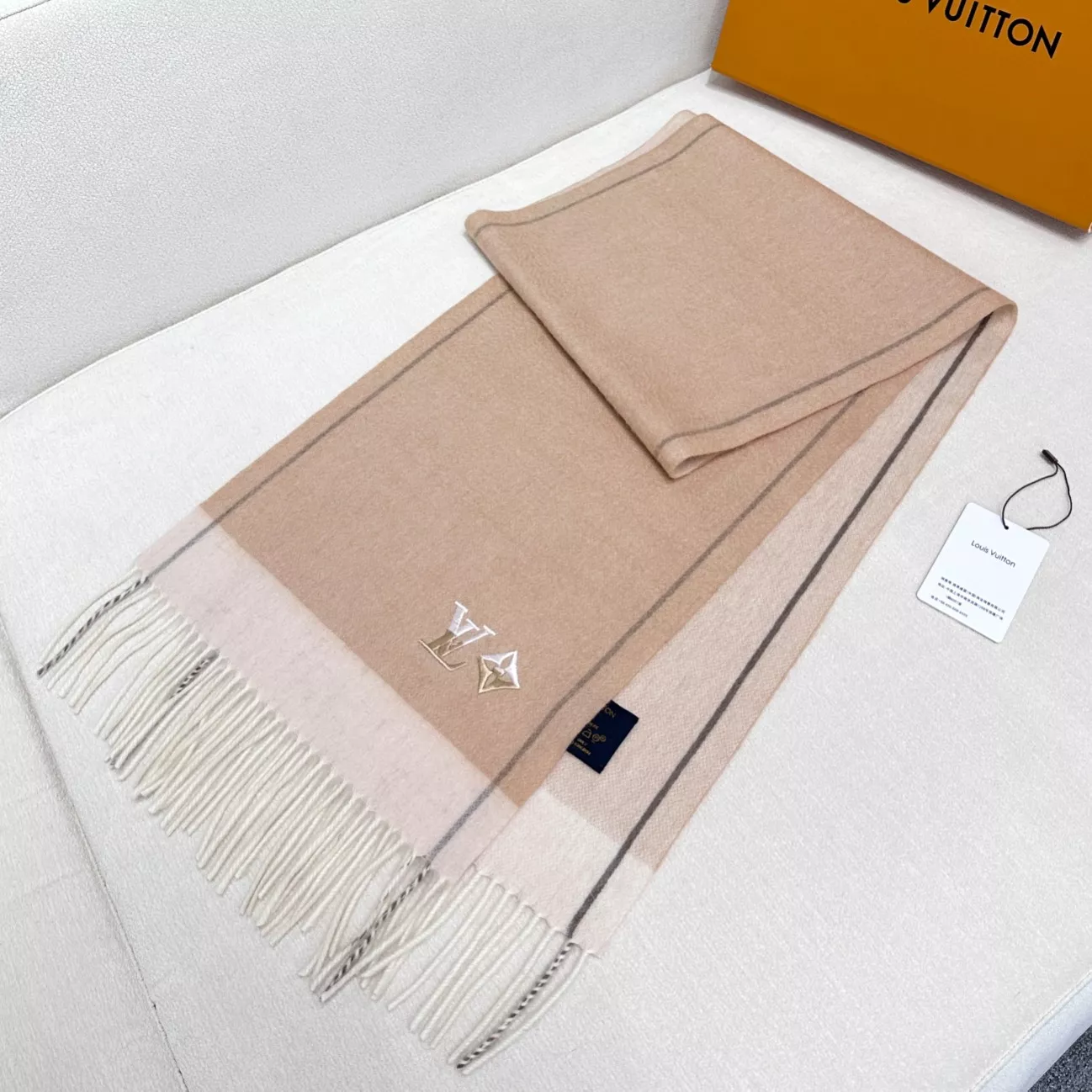 Functional 4626 Louis Vuitton Scarf - Image 3