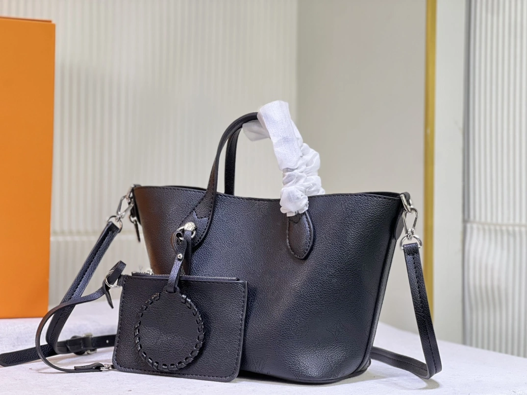 Lightweight 7768 Louis Vuitton AAA Quality Handbags For Women - Image 3