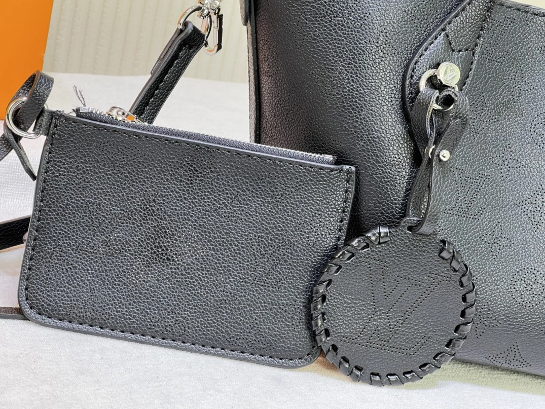 Lightweight 7768 Louis Vuitton AAA Quality Handbags For Women - Image 4