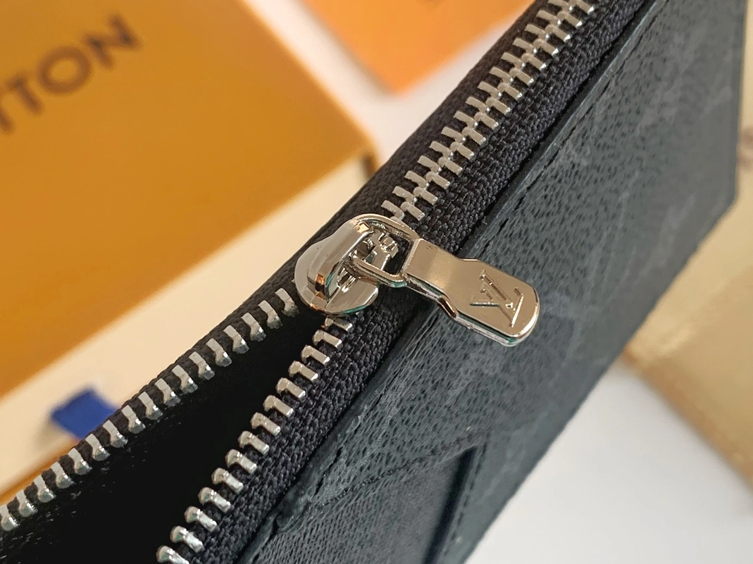 Lightweight 901 Louis Vuitton Card Case For Unisex - Image 5