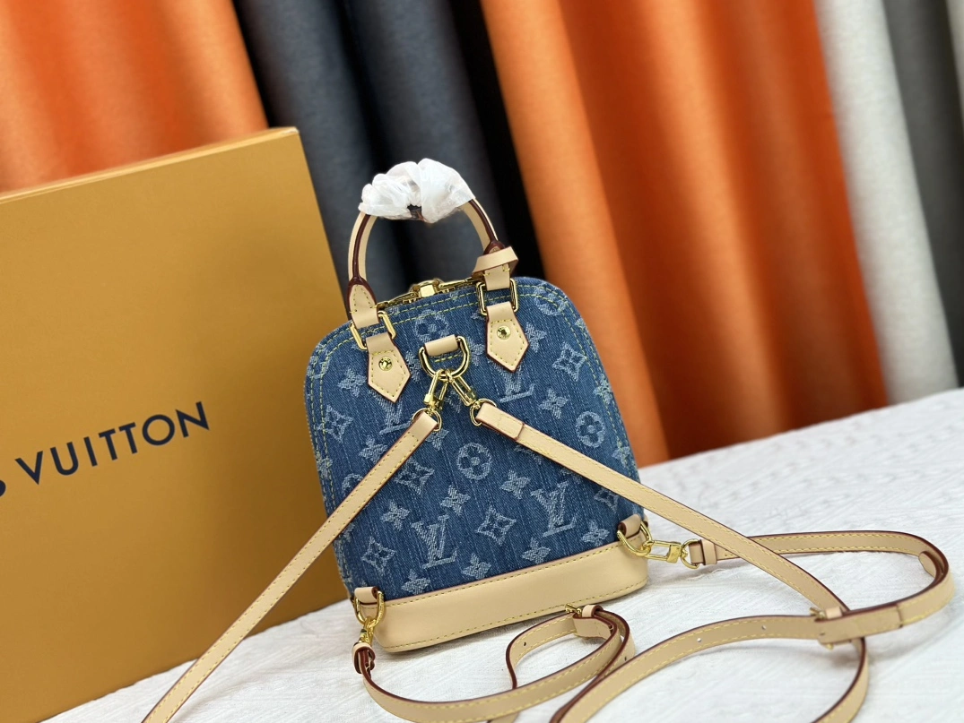 Louis Vuitton AAA Quality Backpacks For Women Sleek 9921 - Image 4