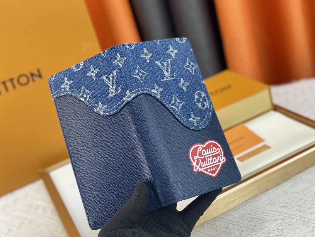 Louis Vuitton AAA Quality Card Case Comfortable 3783 - Image 6