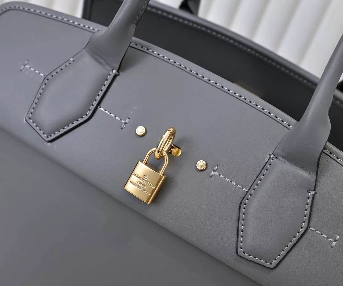 Louis Vuitton AAA Quality Handbags For Women Stylish 704 - Image 5