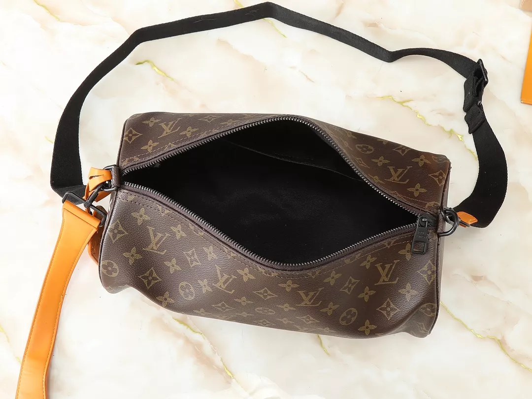 Louis Vuitton AAA Quality Messenger Bags For Unisex GoodFit 3404 - Image 7