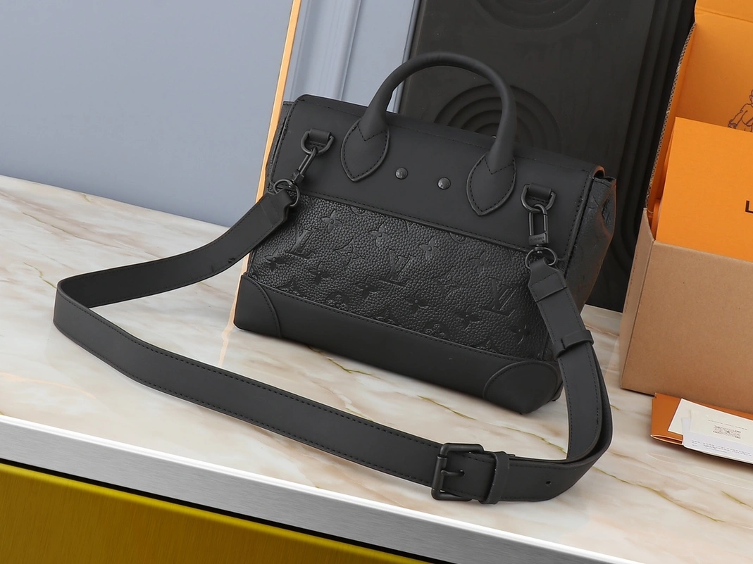 Louis Vuitton AAA Quality Messenger Bags For Unisex Unique 8591