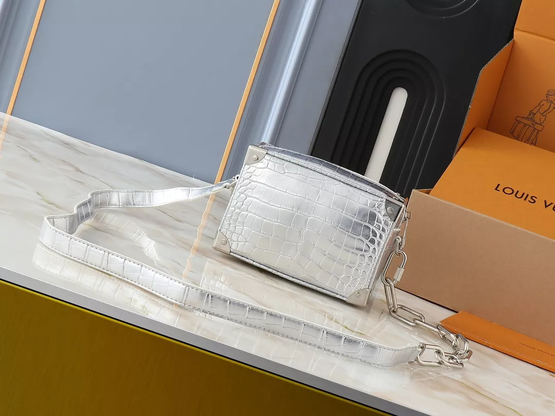 Louis Vuitton AAA Quality Messenger Bags For Unisex UrbanStyle 5256 - Image 3