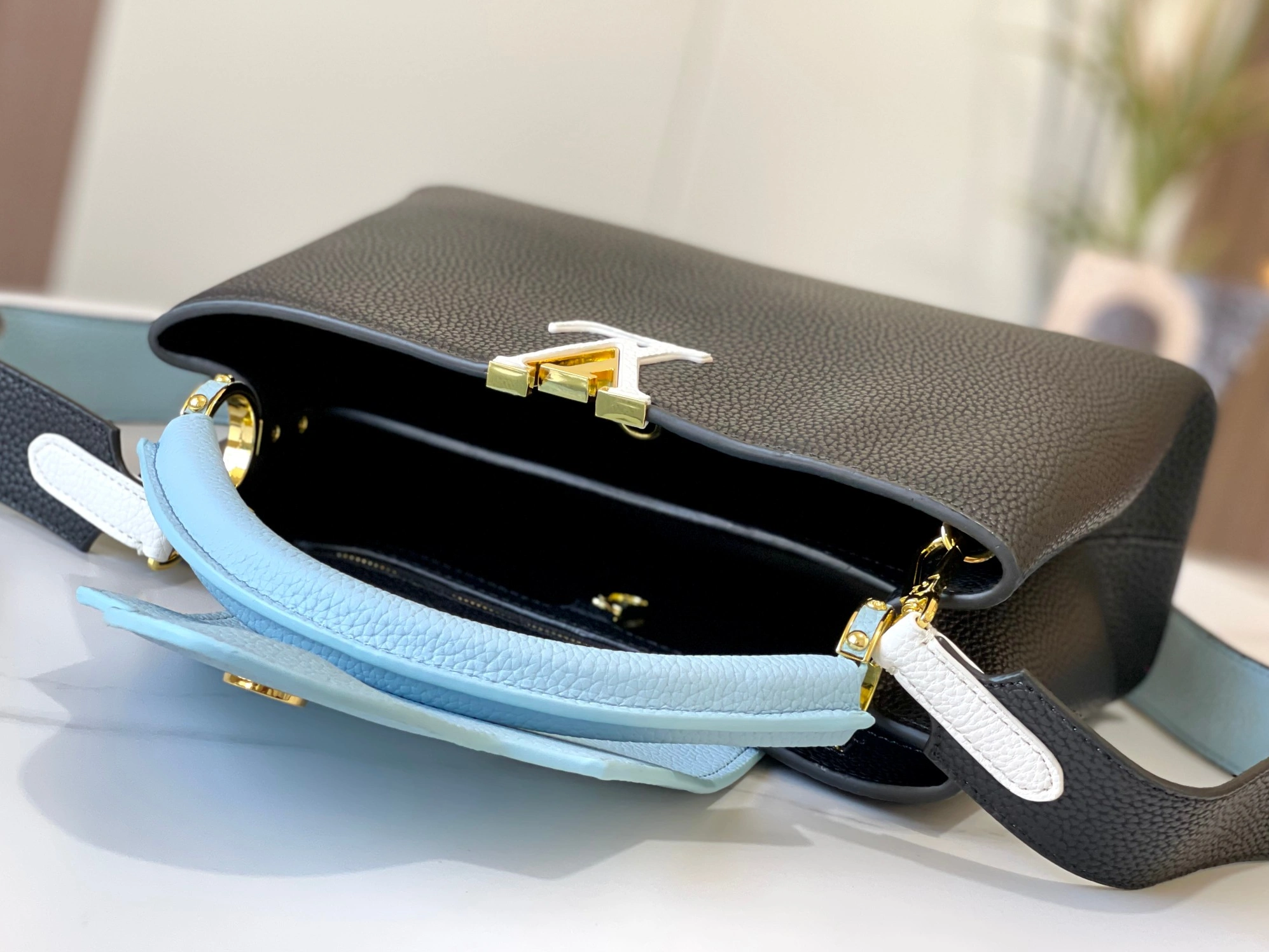 Louis Vuitton AAA Quality Messenger Bags For Women Breathable 9141 - Image 8