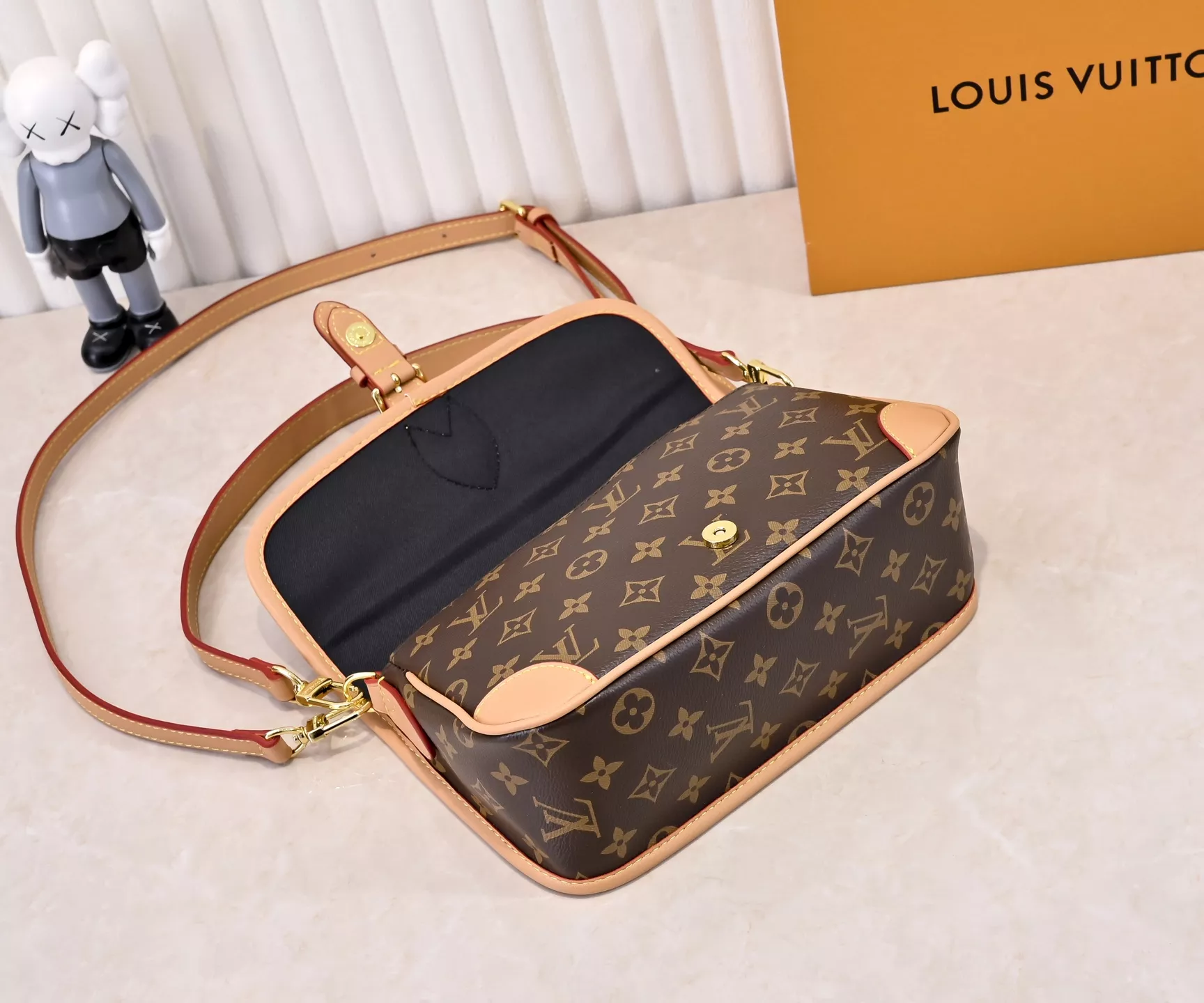 Louis Vuitton AAA Quality Messenger Bags For Women Durable 9211 - Image 3