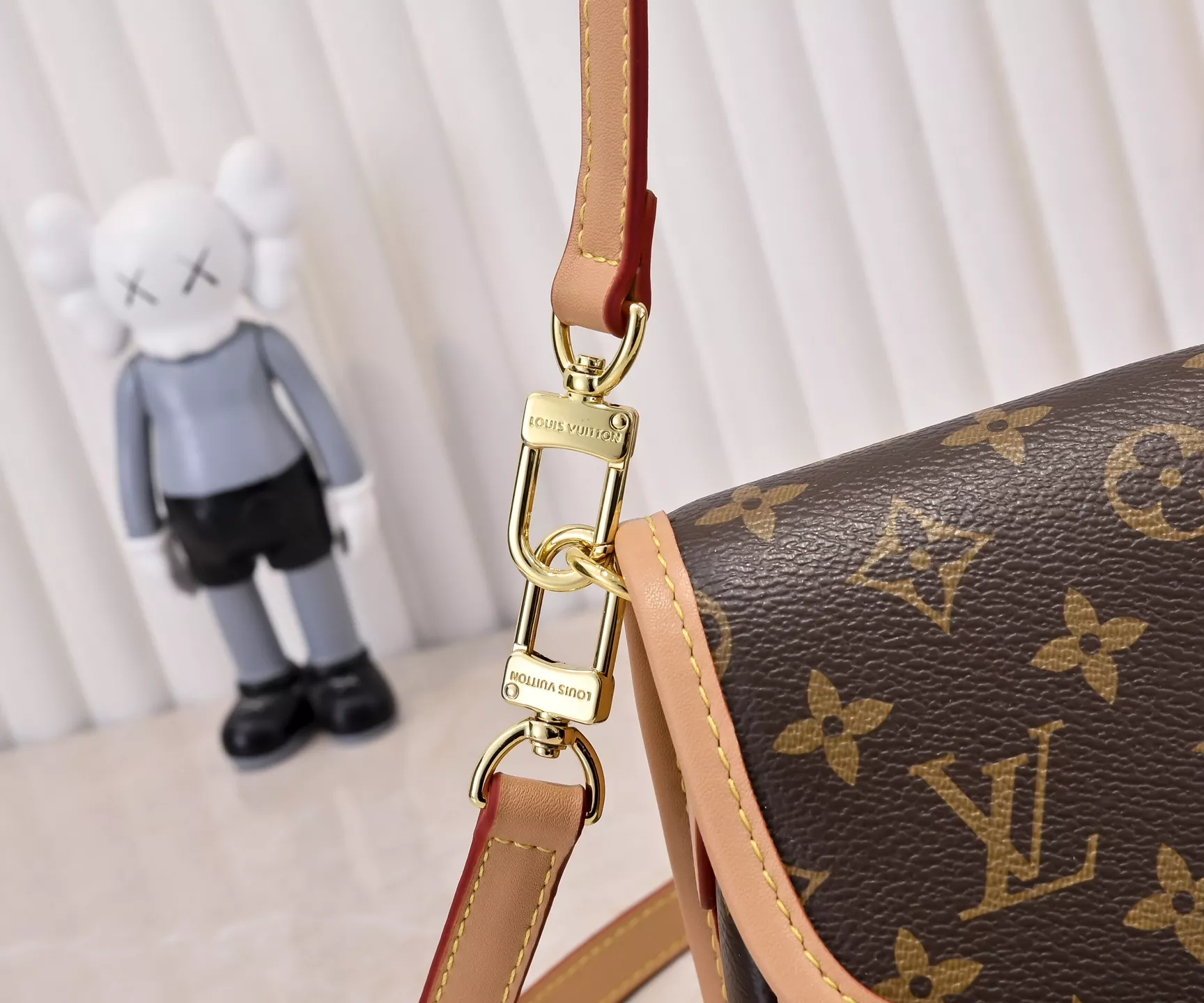 Louis Vuitton AAA Quality Messenger Bags For Women Durable 9211 - Image 4