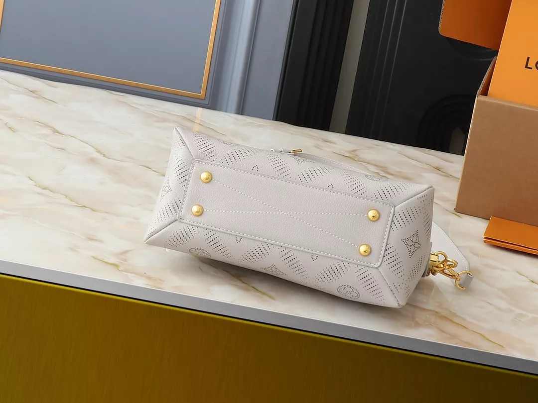 Louis Vuitton AAA Quality Messenger Bags For Women EasyMatch 6137 - Image 4