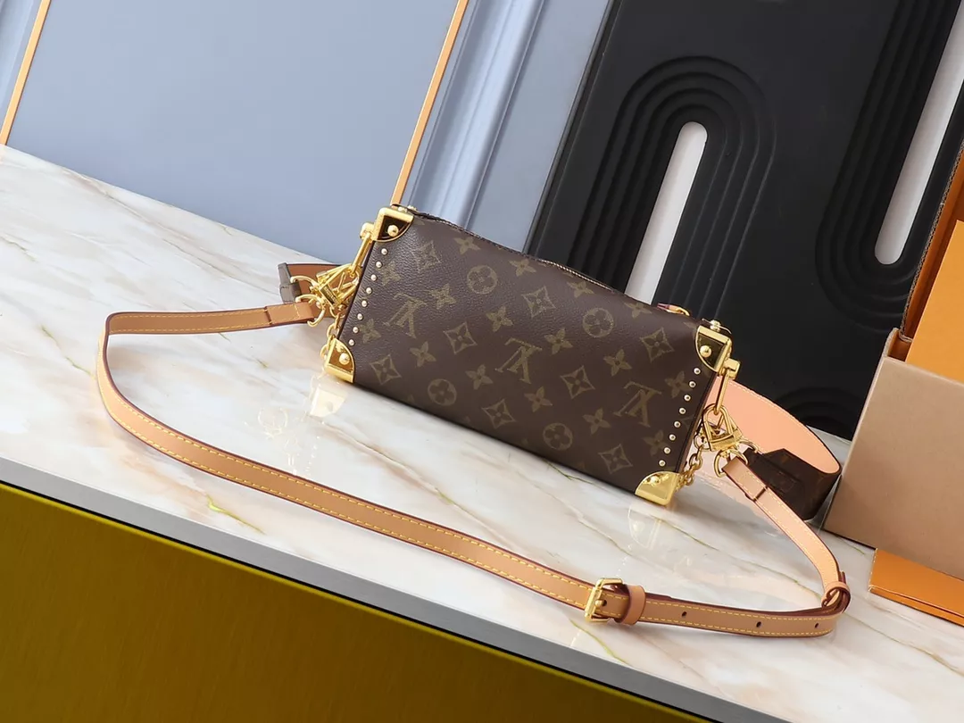 Louis Vuitton AAA Quality Messenger Bags For Women Flexible 862 - Image 3