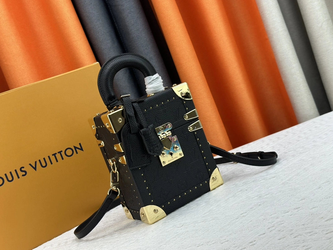 Louis Vuitton AAA Quality Messenger Bags For Women GoodFit 9144