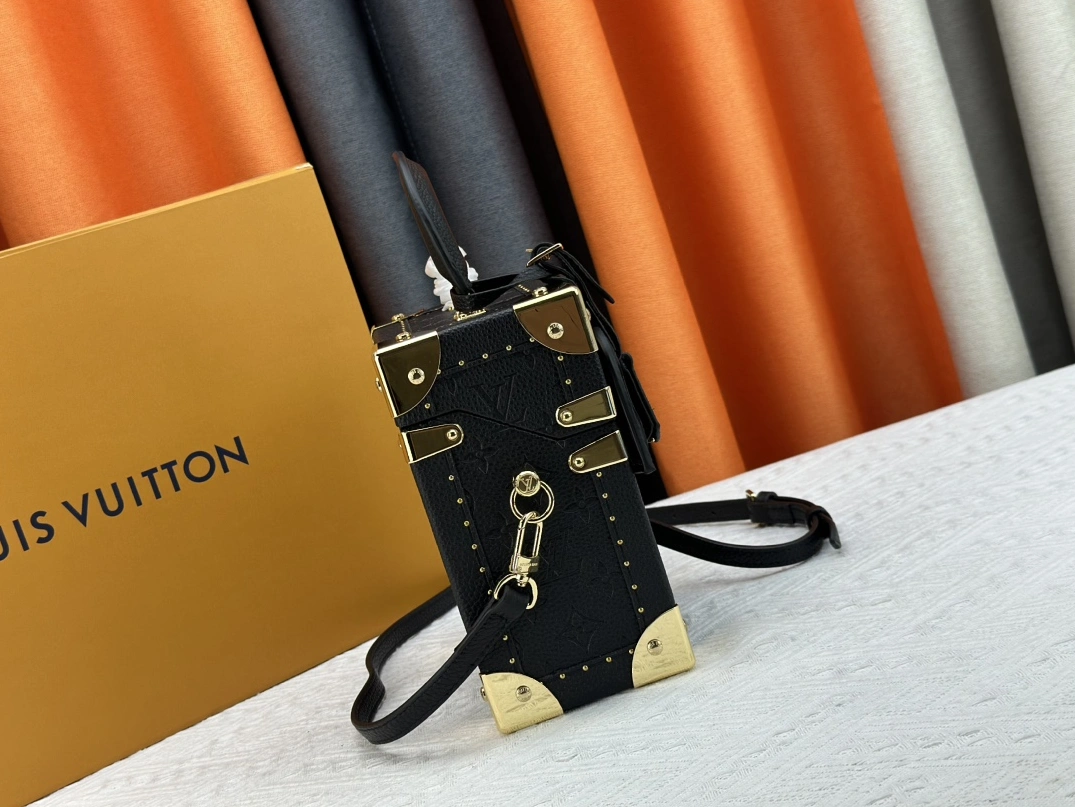 Louis Vuitton AAA Quality Messenger Bags For Women GoodFit 9144 - Image 3