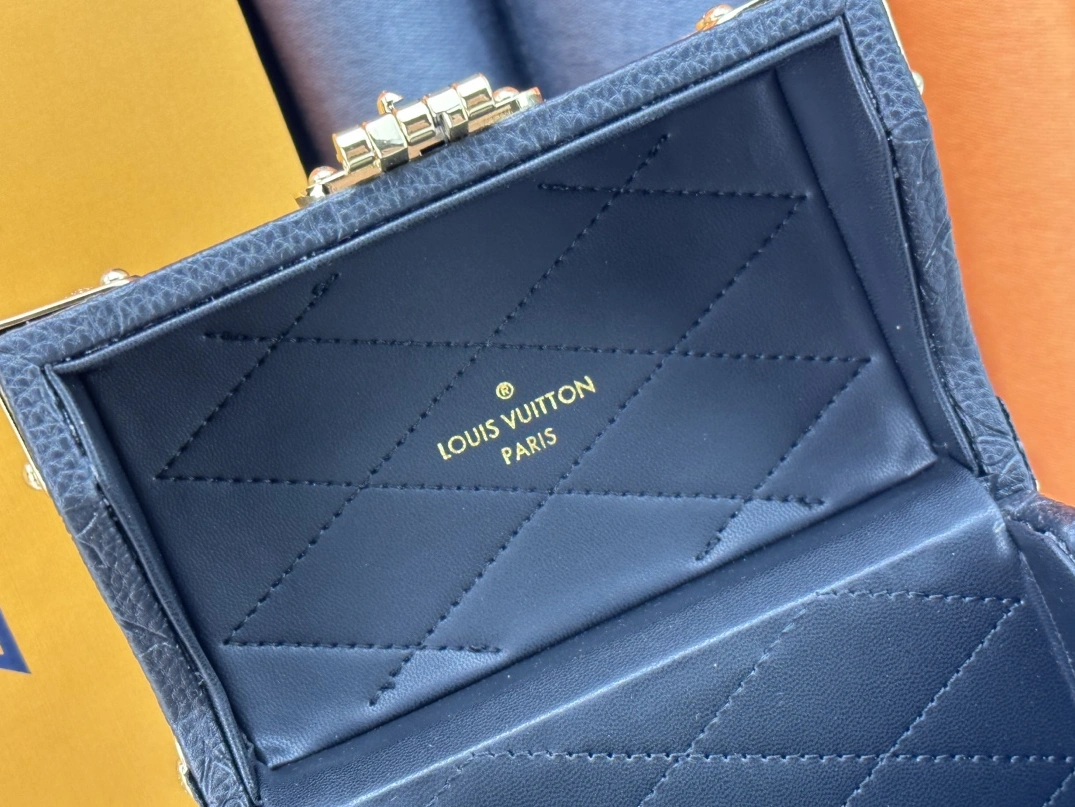 Louis Vuitton AAA Quality Messenger Bags For Women GoodFit 9144 - Image 7