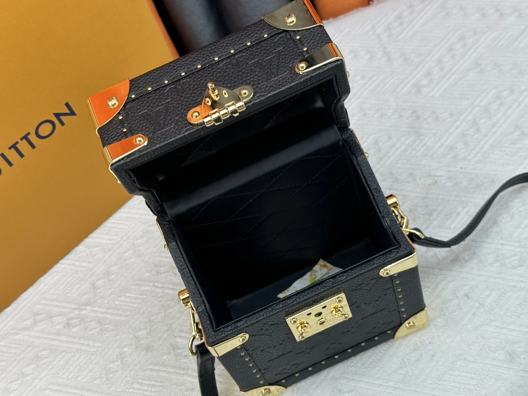 Louis Vuitton AAA Quality Messenger Bags For Women GoodFit 9144 - Image 8