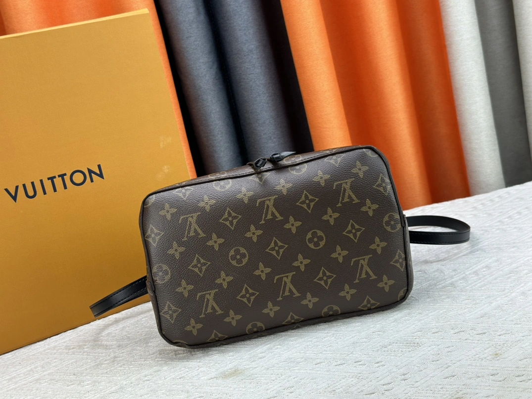 Louis Vuitton AAA Quality Messenger Bags For Women HighQuality 797 - Image 4