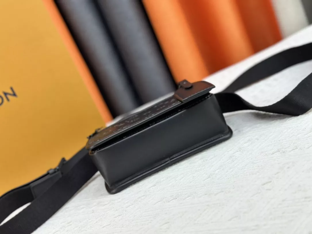 Louis Vuitton AAA Quality Messenger Bags For Women Refined 1476 - Image 4