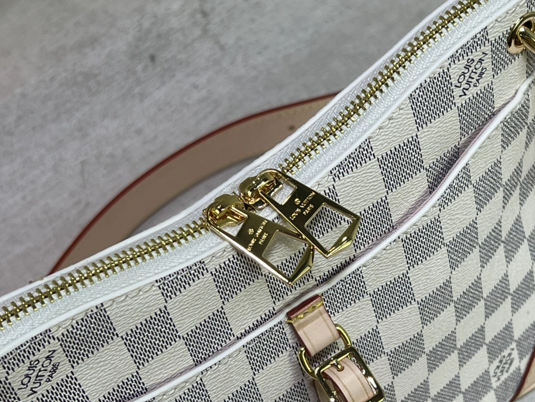 Louis Vuitton AAA Quality Messenger Bags For Women Refined 8931 - Image 3