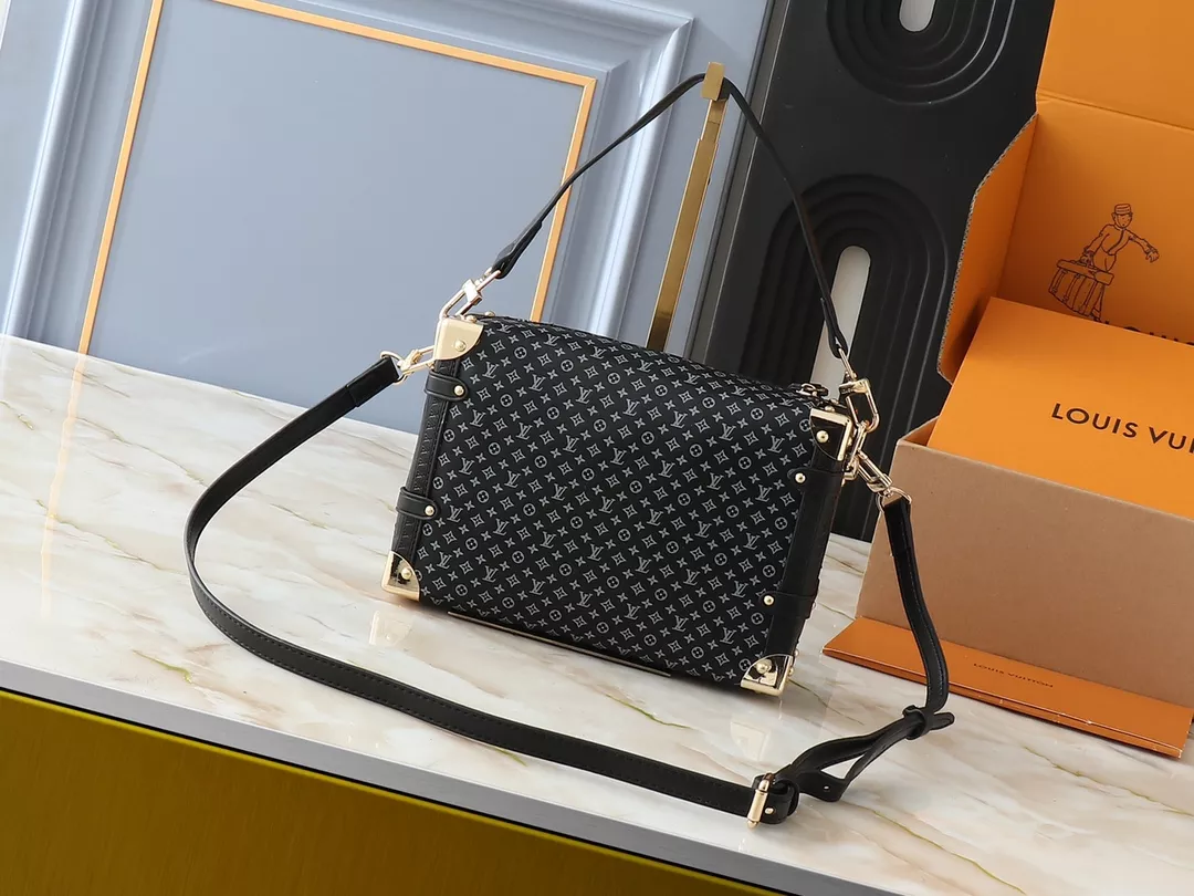 Louis Vuitton AAA Quality Messenger Bags For Women Sophisticated 900 - Image 3