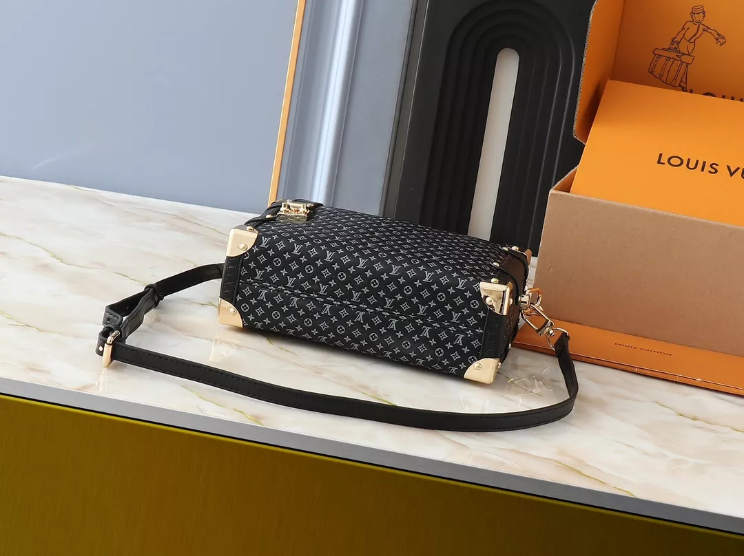 Louis Vuitton AAA Quality Messenger Bags For Women Sophisticated 900 - Image 4